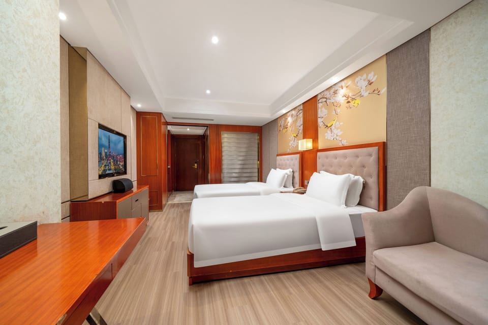 Comfort Twin Room | Desk, laptop workspace, blackout drapes, iron/ironing board