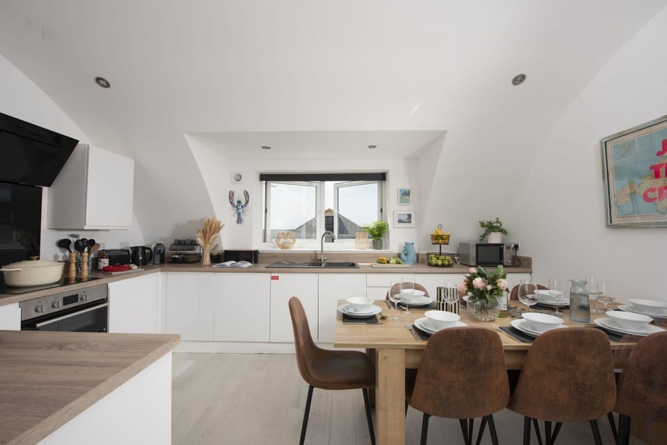 Large well-equipped kitchen with oven, hob, dining table, kettle, coffee machine - Trelantis, 5 Gwelva