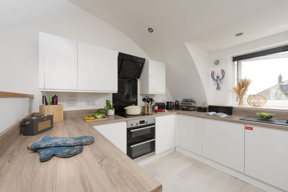 Large spacious kitchen with cooking facilities - Trelantis, 5 Gwelva