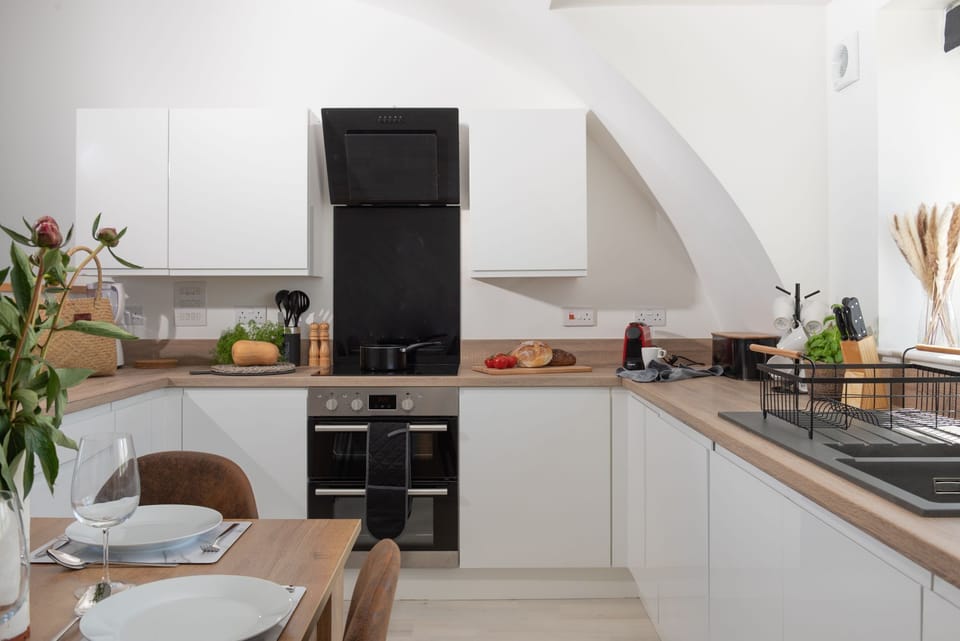 Oven, hob, sink within kitchen  - 5 Gwelva