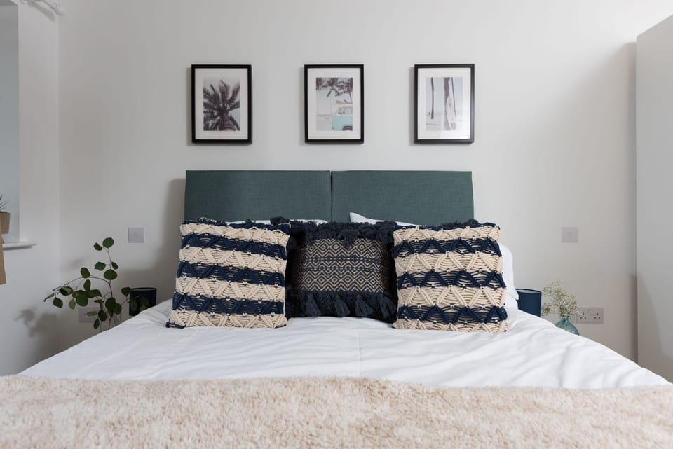 Decorative touches in kingsize bedroom - 5 Gwelva