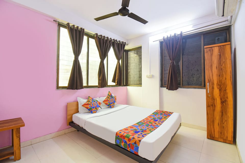 Egyptian cotton sheets, premium bedding, in-room safe, free WiFi