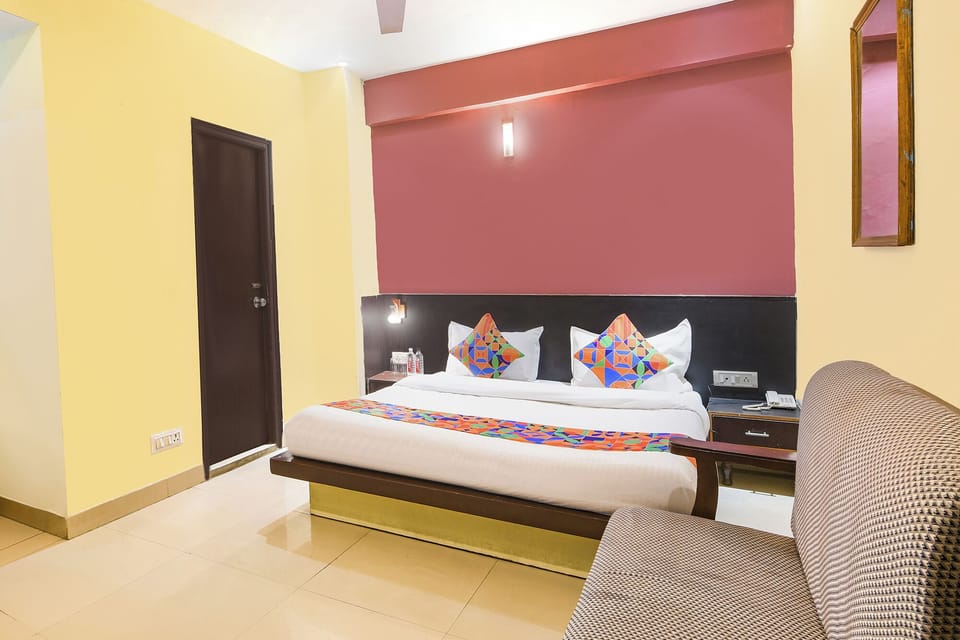 Premium bedding, in-room safe, free WiFi, bed sheets