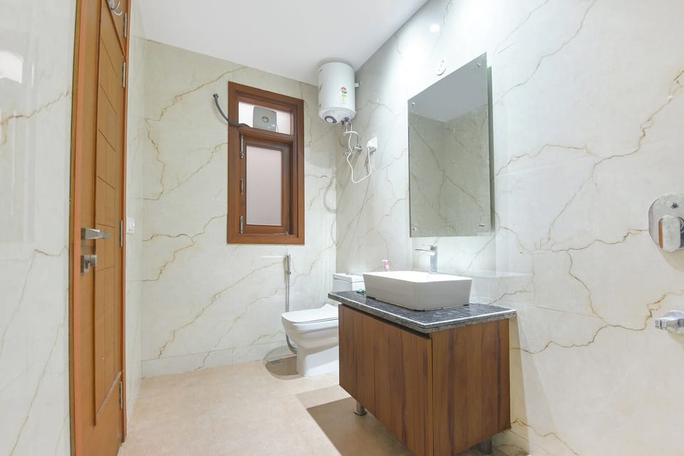 Shower, rainfall showerhead, free toiletries, towels