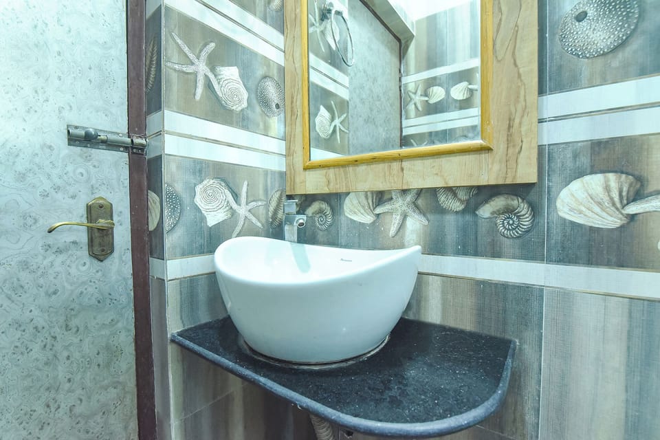 Shower, rainfall showerhead, free toiletries, towels