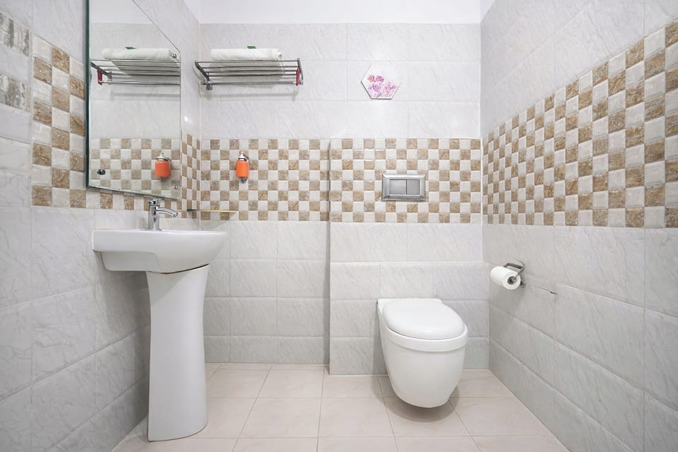 Shower, rainfall showerhead, free toiletries, towels