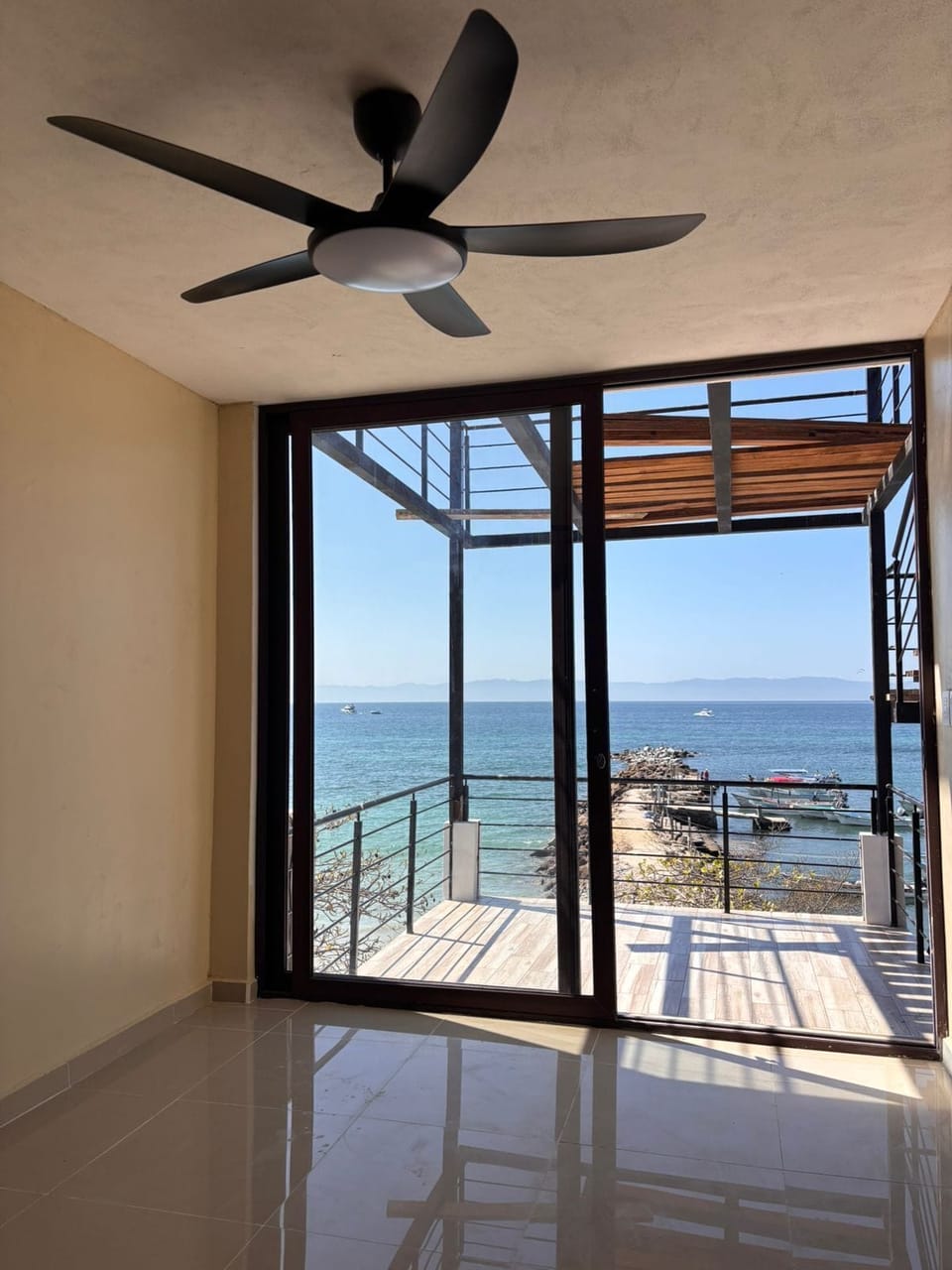 Comfort Apartment, Balcony, Beach View | Interior