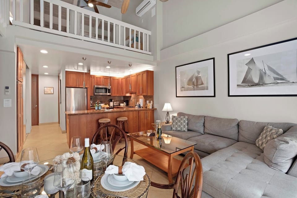 From breakfast nooks to vaulted beams, every inch of this stylish living area is made for laughter, lounging, and leisure     PKC-403