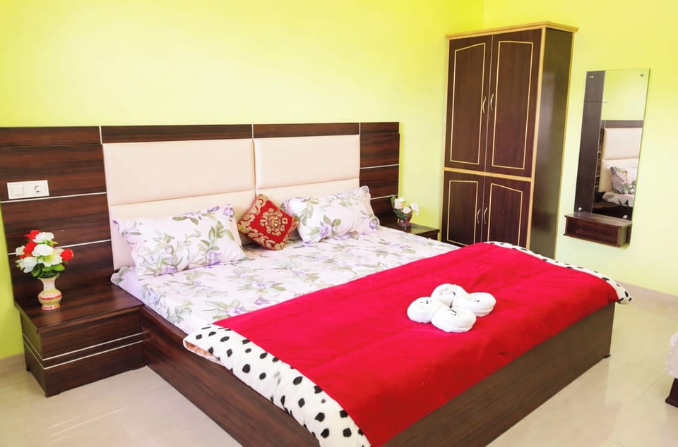 Deluxe Double Room, City View | Hypo-allergenic bedding, desk, soundproofing, free WiFi