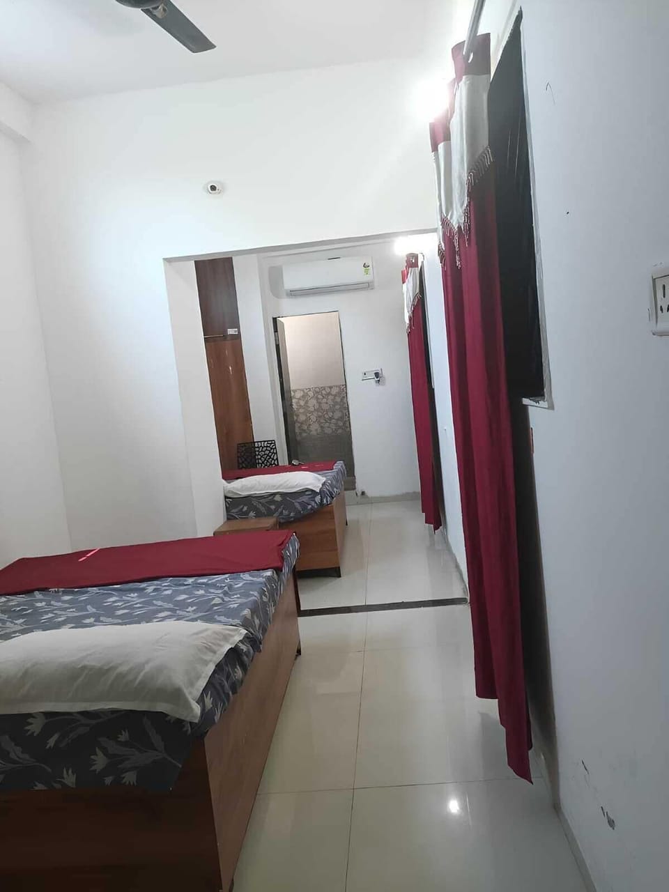 Deluxe Quadruple Room | Desk, blackout drapes, iron/ironing board, WiFi (free)