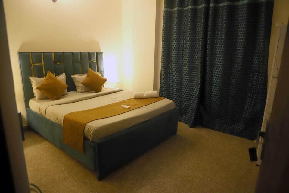 Desk, laptop workspace, iron/ironing board, free WiFi