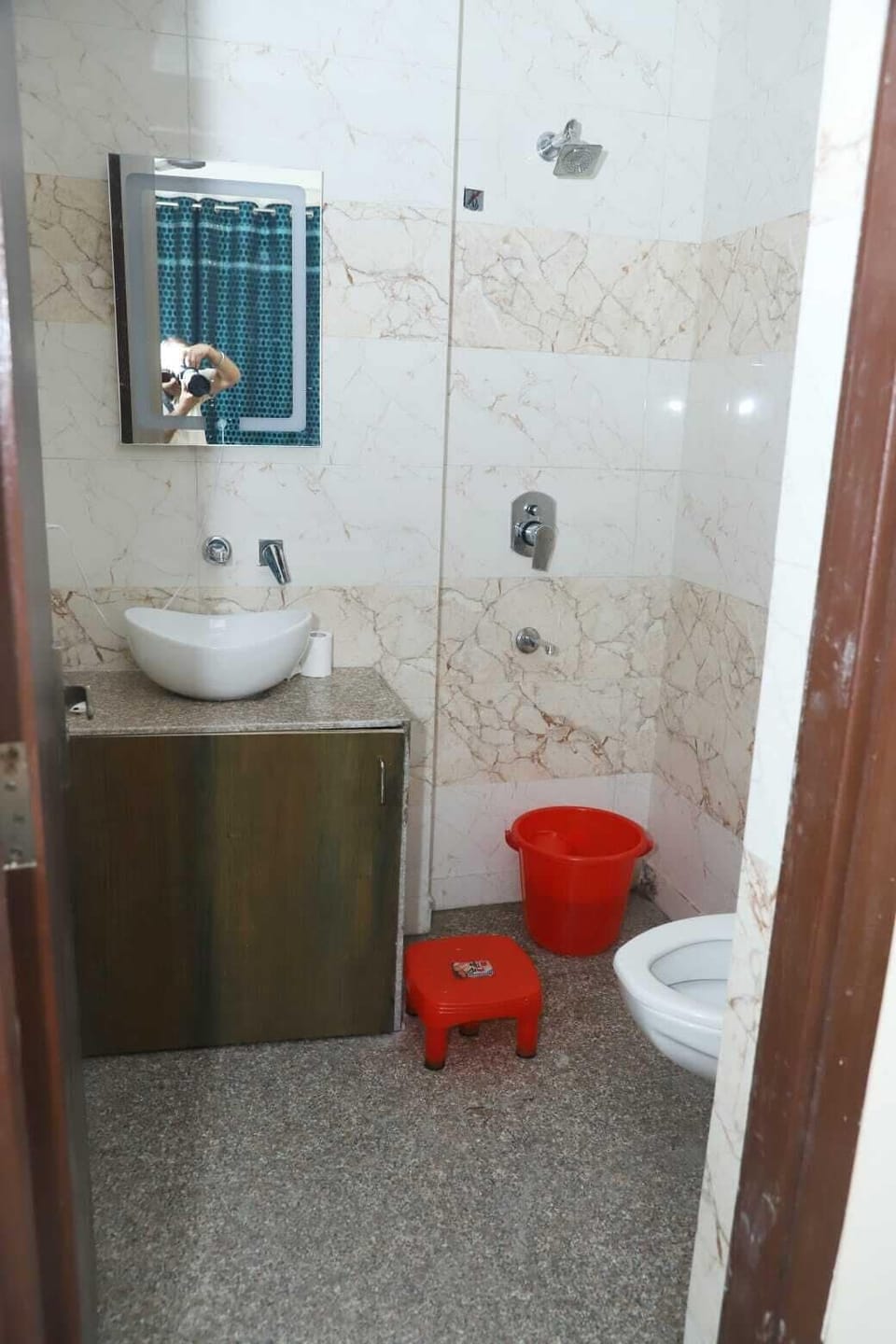 Double Room | Bathroom | Shower, free toiletries, hair dryer, towels