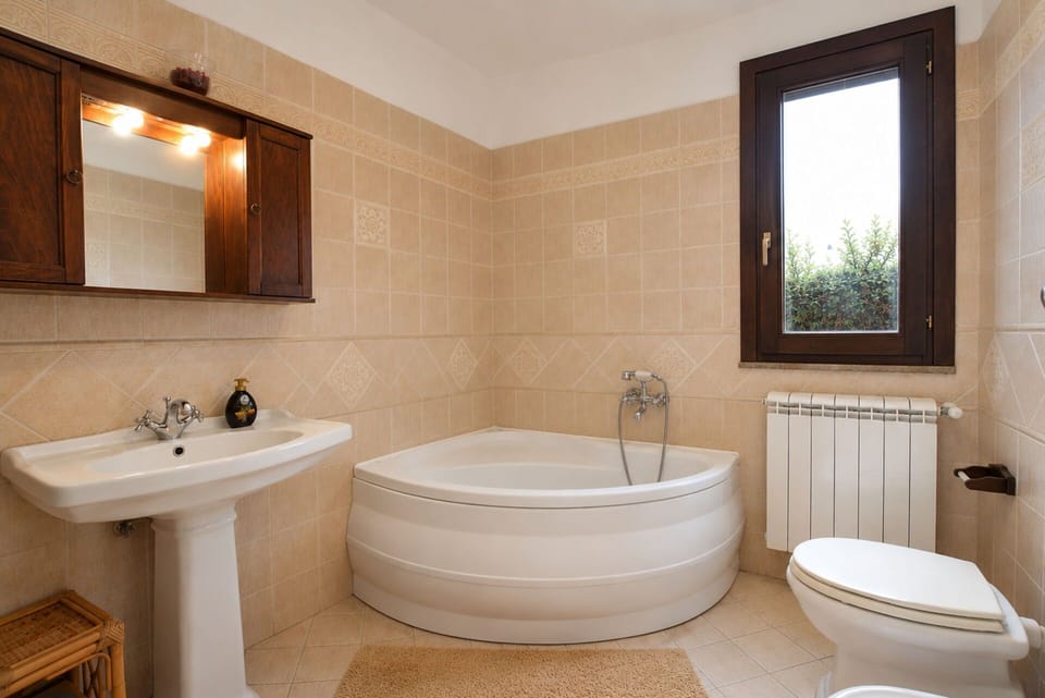Autumn, Bathroom, Spring, Summer