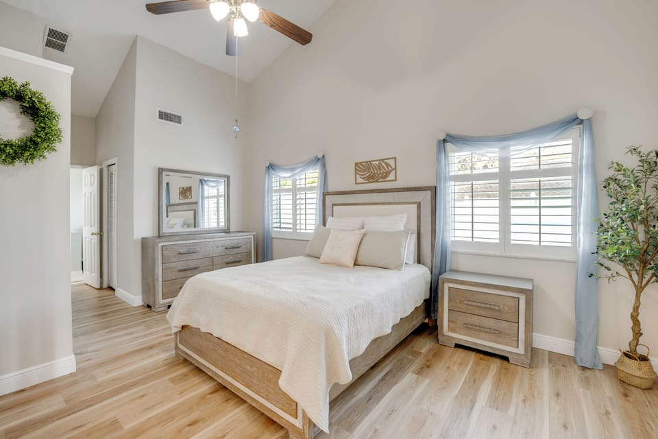 Bedroom 1 | Queen Bed