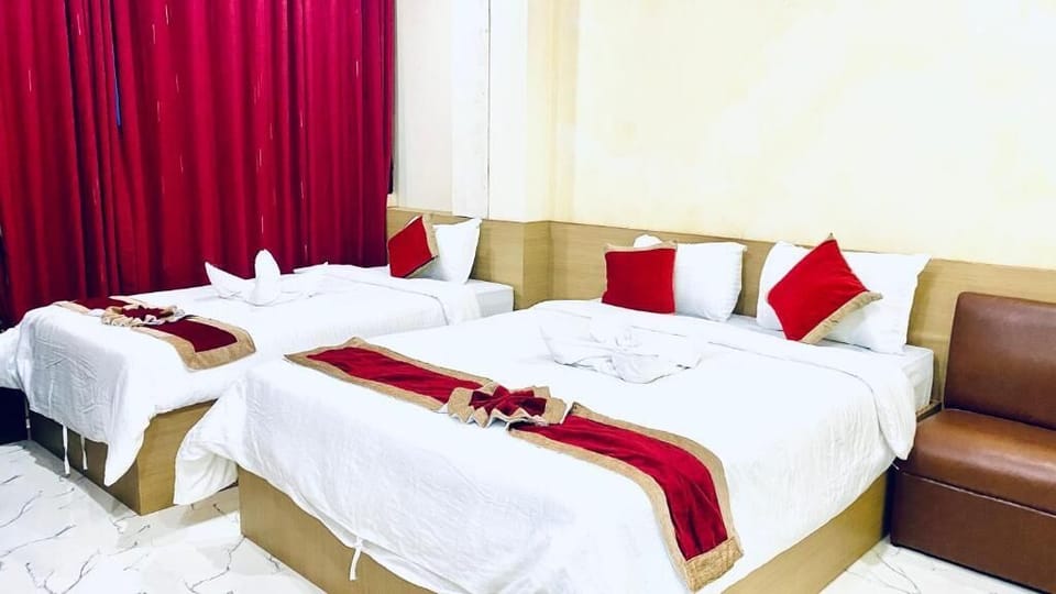 Deluxe Double or Twin Room, Non Smoking, City View | Desk, laptop workspace, soundproofing, iron/ironing board