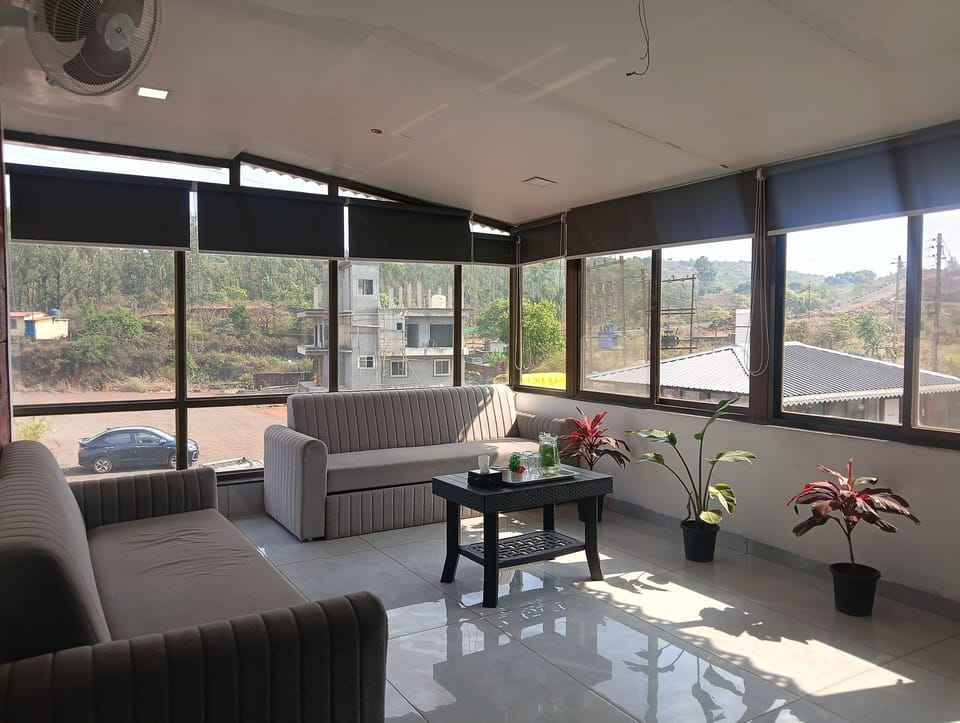 Family Quadruple Room, Garden View | Living area
