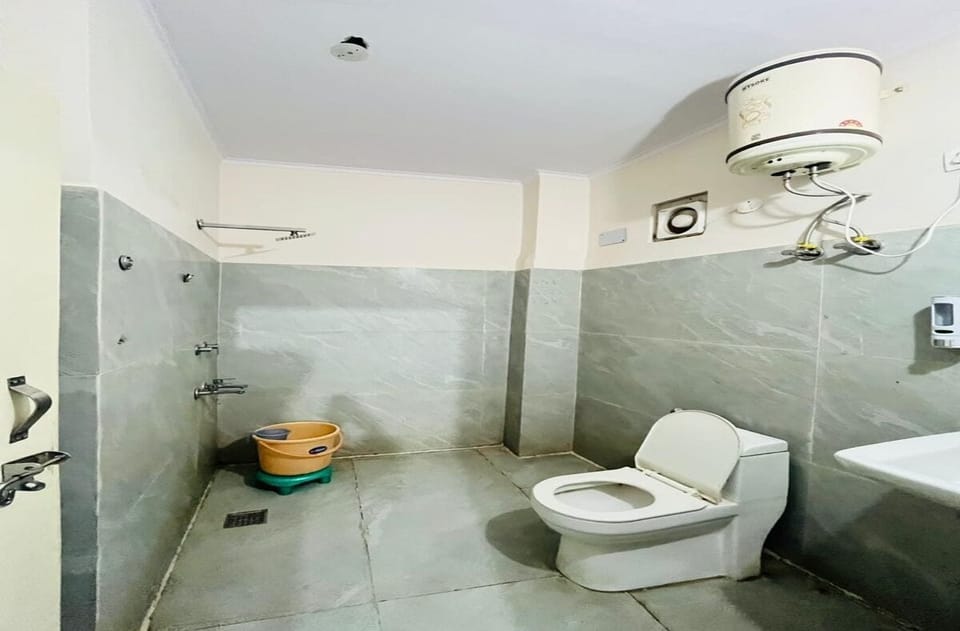 Deluxe Double Room, Balcony, City View | Bathroom