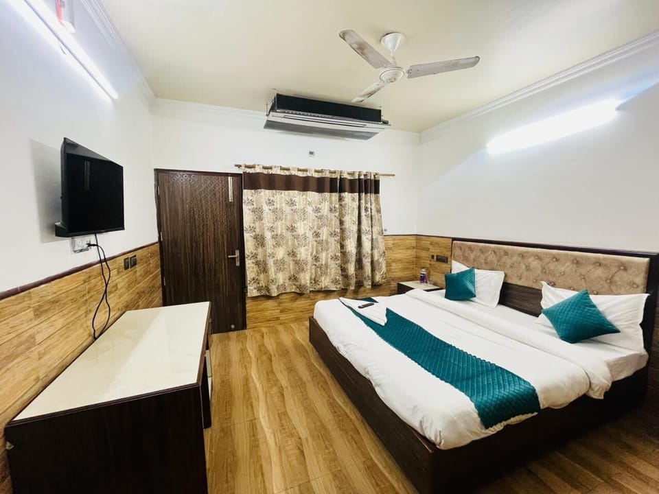 Deluxe Double Room, Balcony, City View | Egyptian cotton sheets, premium bedding, desk, laptop workspace