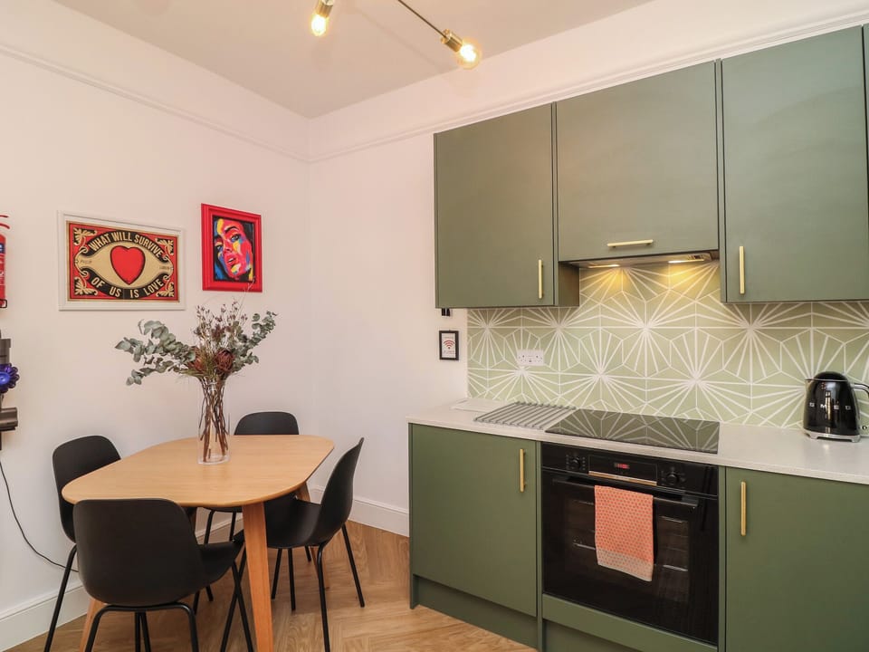 Cottage | Private kitchen | Dishwasher, cookware/dishes/utensils