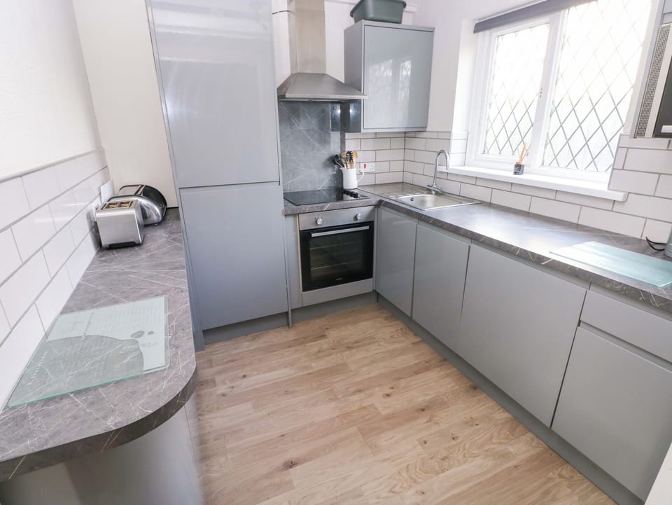 Dishwasher, cookware/dishes/utensils