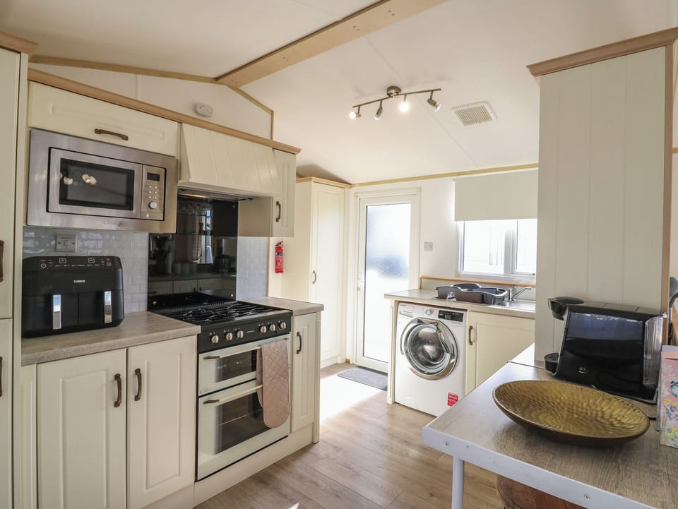 Cottage | Private kitchen | Cookware/dishes/utensils