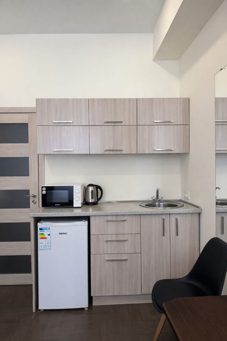 Family Room | Desk, soundproofing, WiFi (free), bed sheets