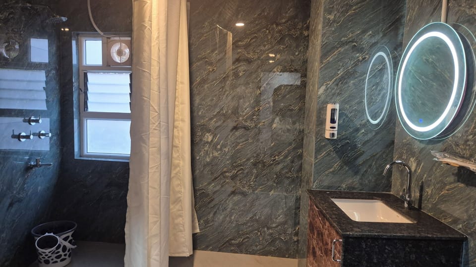 Luxury Studio Suite, City View | Bathroom | Combined shower/tub, free toiletries, slippers, towels