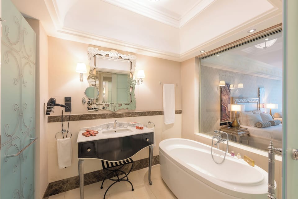 Junior Suite | Bathroom | Slippers, towels