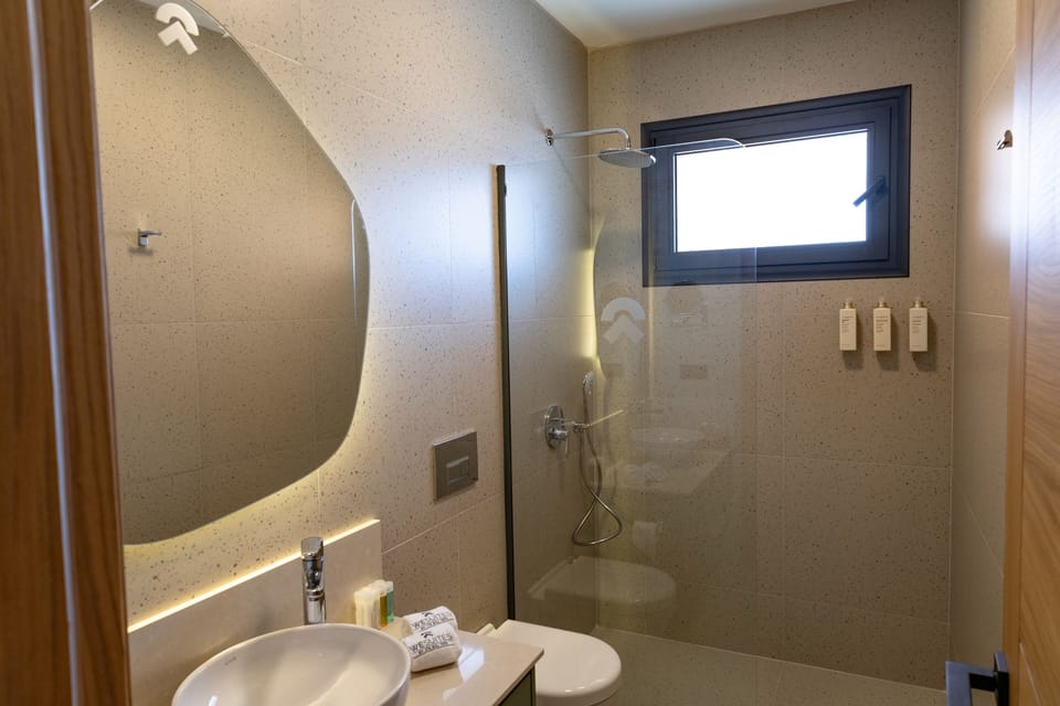 Deluxe Suite, Balcony, City View | Bathroom | Shower, rainfall showerhead, hair dryer, towels