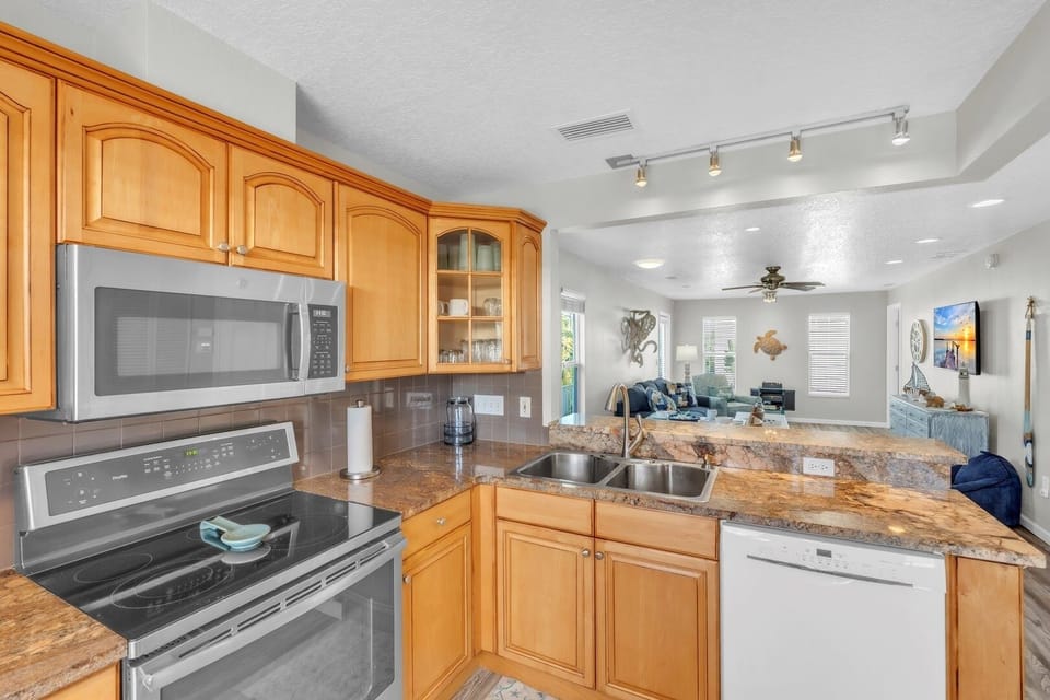 House, 2 Bedrooms | Private kitchen | Fridge, oven, coffee/tea maker, toaster