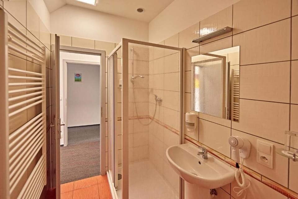 Standard Double Room, 1 Queen Bed, Non Smoking | Bathroom | Free toiletries, hair dryer, towels, soap