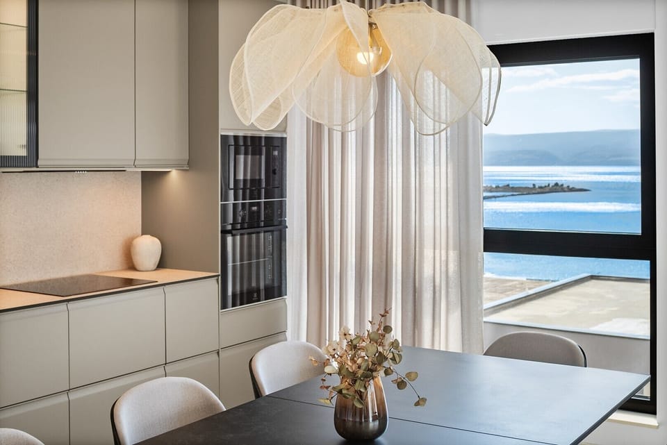 This 38sqm area combines a modern kitchen with a spacious dining table.