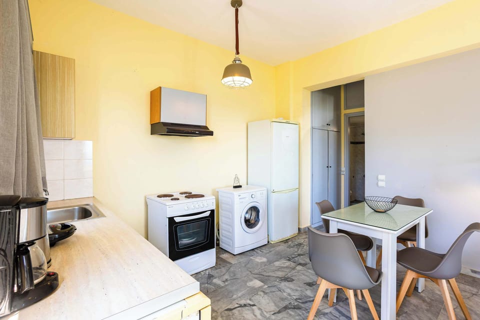 Fully Equipped Kitchen with Modern Layout