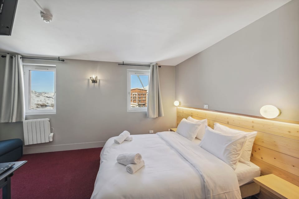 Down comforters, in-room safe, desk, free WiFi