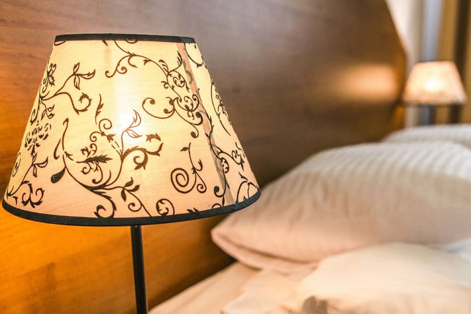 Desk, cribs (surcharge), WiFi (free), bed sheets