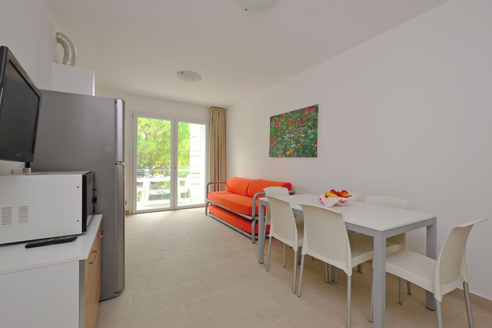 Apartment, 2 Bedrooms, Balcony, City View | Living room