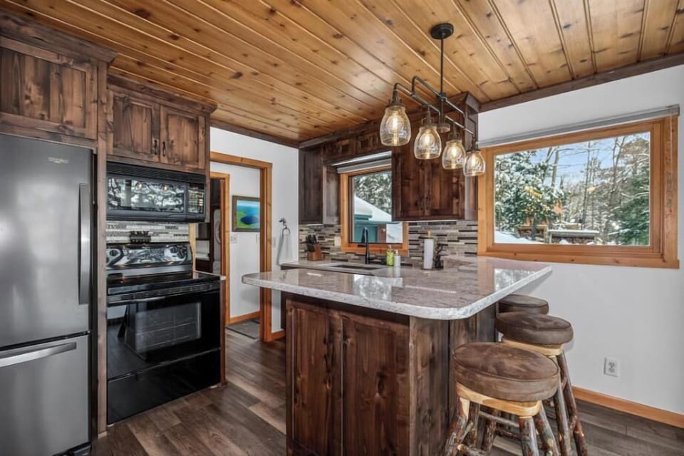 Beautiful kitchen to make meal prepping a breeze.