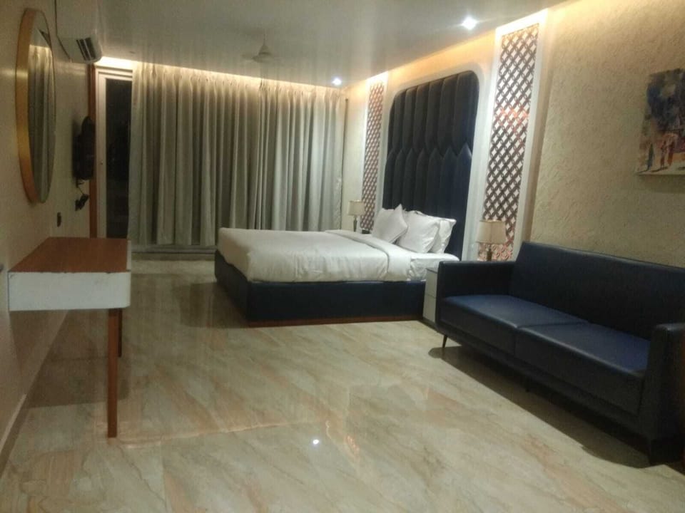 Presidential Studio Suite | Desk, laptop workspace, WiFi (free)