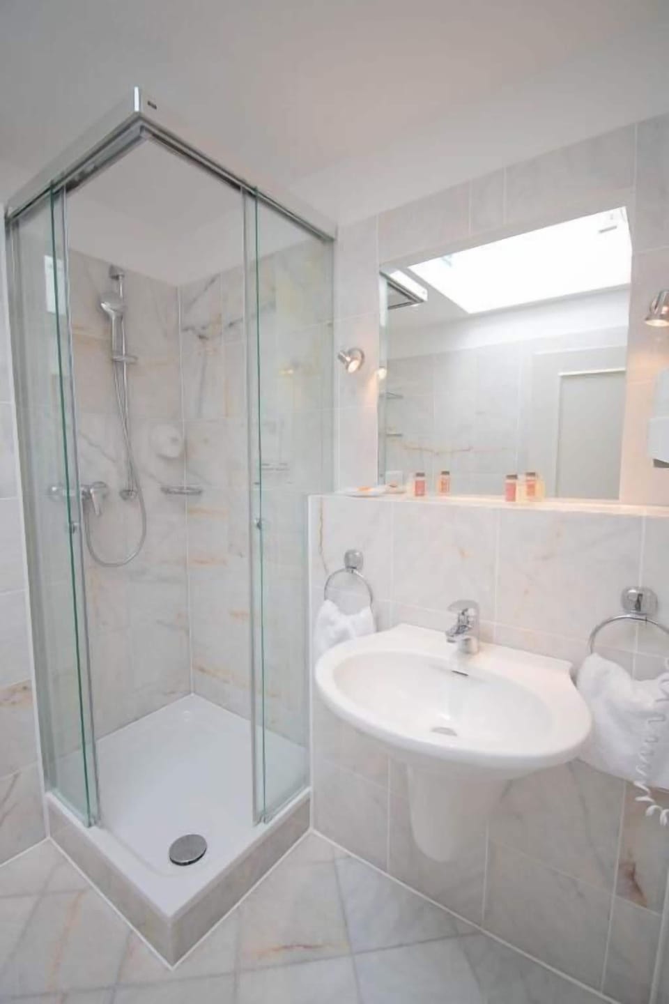 Double Room | Bathroom | Shower, free toiletries, hair dryer, slippers