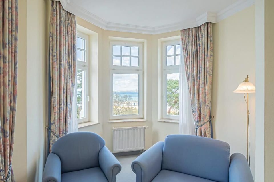 Deluxe Double Room, Sea View | Living area | 30-inch flat-screen TV with cable channels