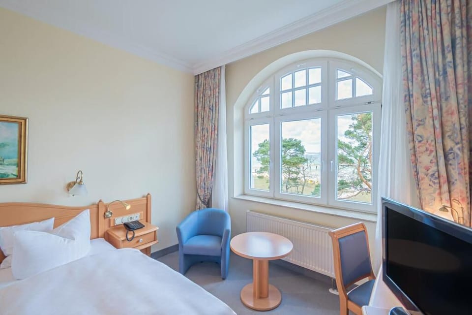 Double Room, Sea View | Minibar, in-room safe, desk, soundproofing