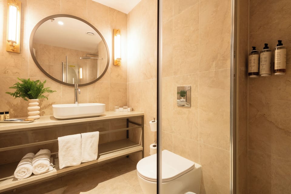 Shower, rainfall showerhead, free toiletries, hair dryer