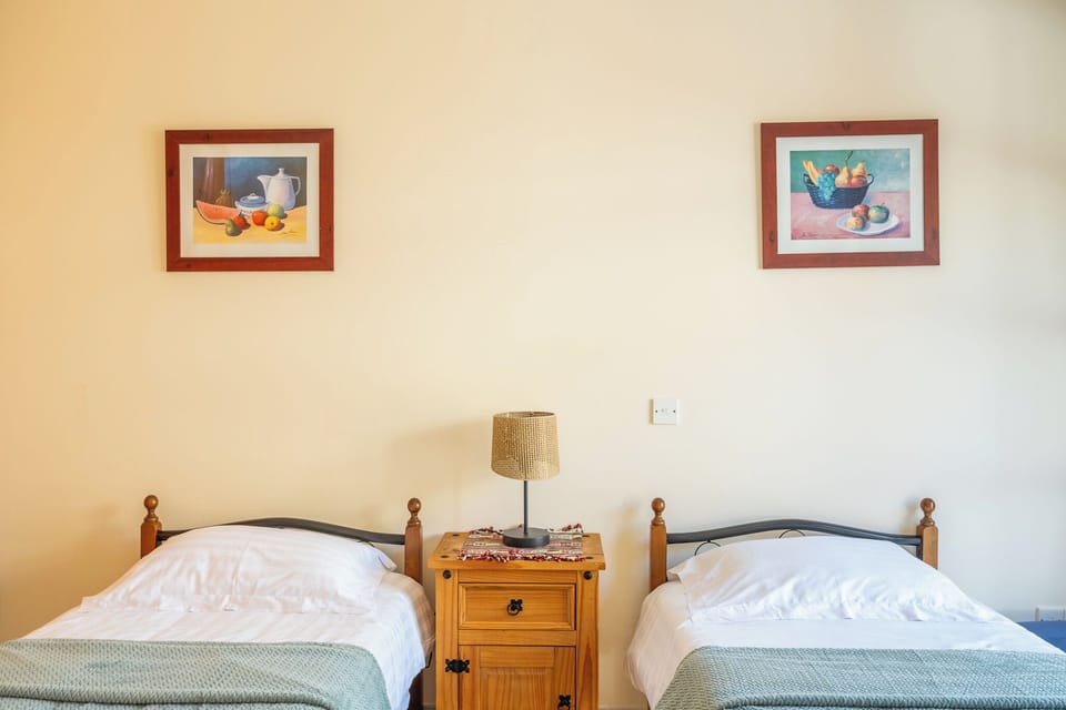 Twin bedroom 3, access to pool area