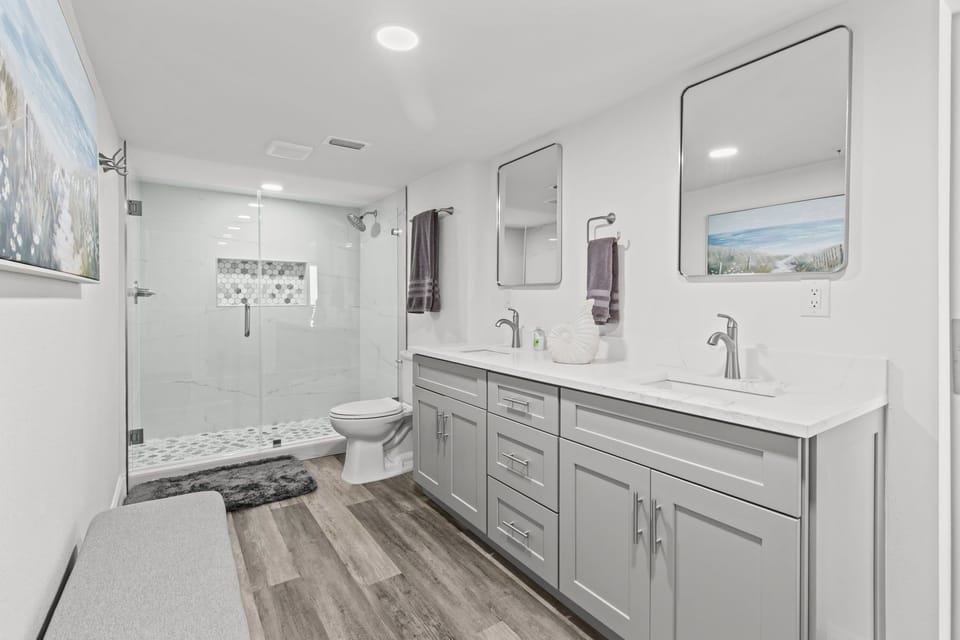 Master bath (en suite) with shower