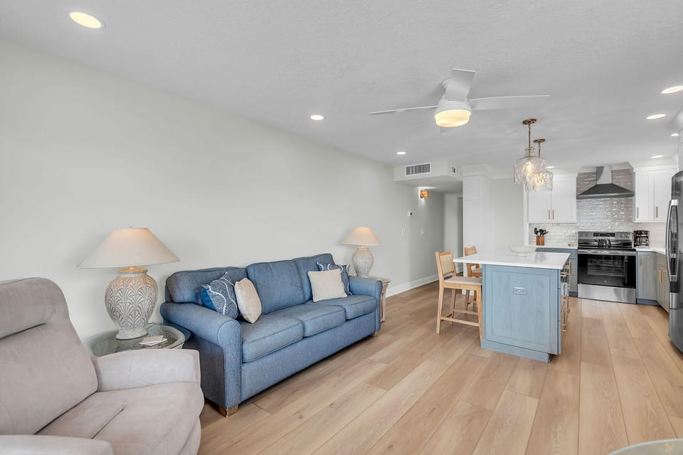 Condo, 1 King Bed (Emerald Isle 501 - Premier) | Living area