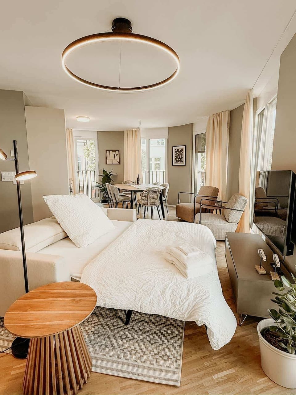 Das hochwertige Sofa lässt sich im Handumdrehen in ein bequemes Bett verwandeln – ideal für zusätzliche Gäste. Frische Bettwäsche & flauschige Handtücher sind vorbereitet, damit du dich sofort wie zu Hause fühlst.