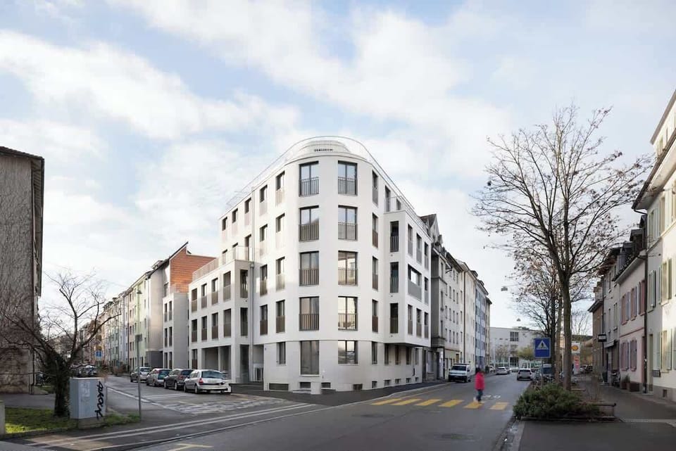 Zentrale Lage im lebendigen und doch ruhigen Quartier – mit Cafés, Bäckereien und Einkaufsmöglichkeiten direkt um die Ecke. Öffentliche Verkehrsmittel sind bequem zu Fuß erreichbar.