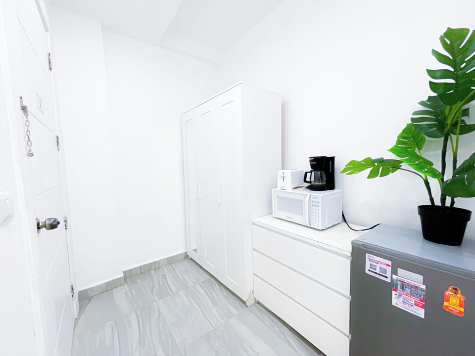 Comfort Studio, 1 Queen Bed, Kitchenette, City View | Private kitchen | Fridge, microwave, stovetop, coffee/tea maker