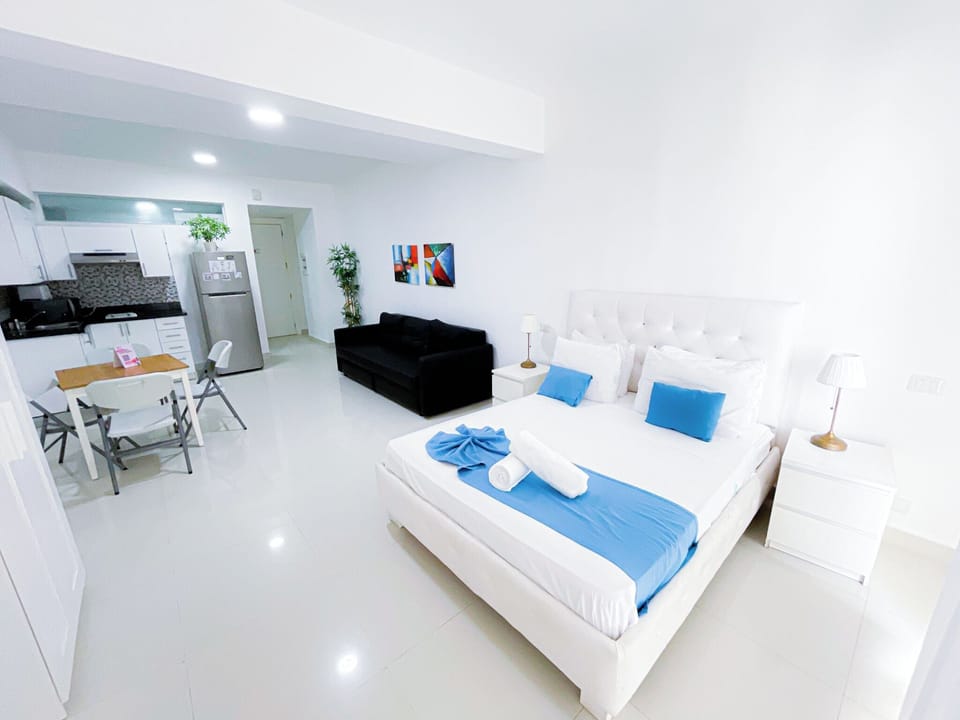 Deluxe Studio, 1 Queen Bed with Sofa bed, Pool Access, City View | Egyptian cotton sheets, premium bedding, down comforters, pillowtop beds