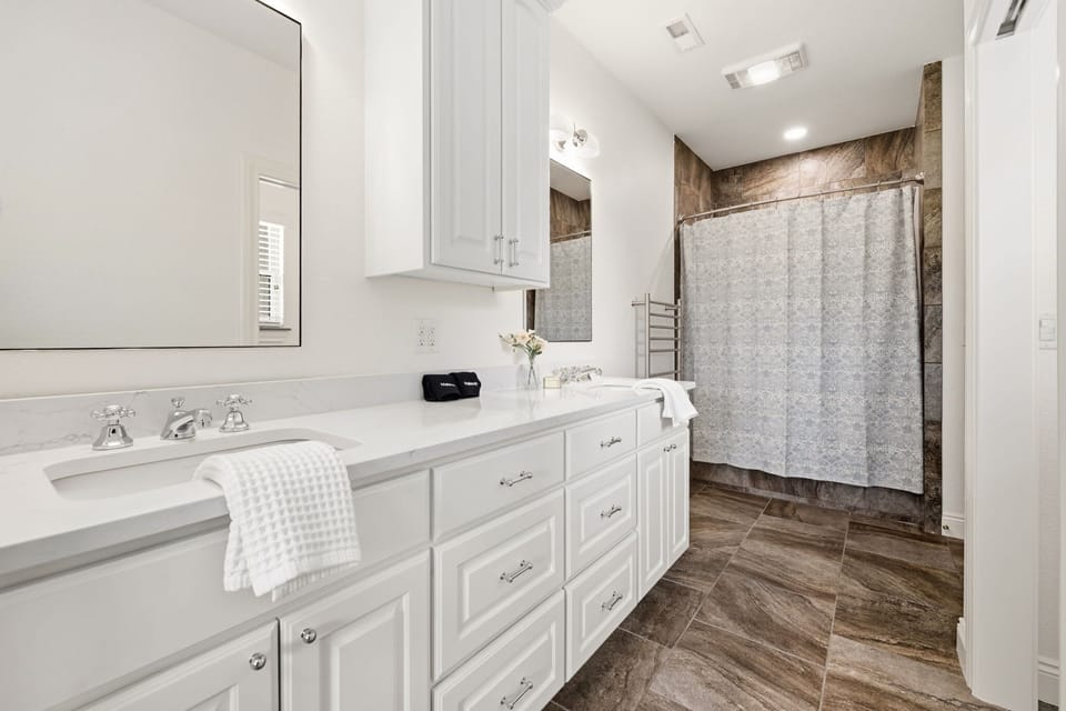 The full bathroom in the first primary bedroom.